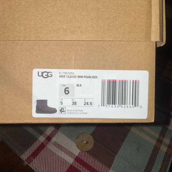 UGG KIDS Classic Mini Pearlized boots Size 6 new/black - Picture 8 of 9